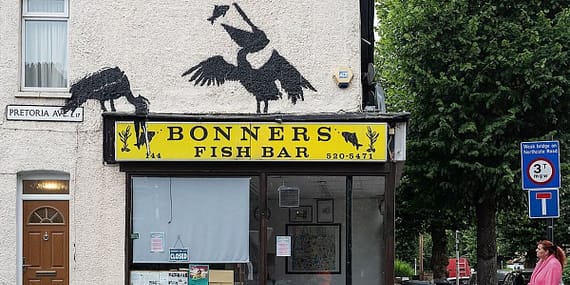 hungry-pelicans-banksy-londra-chip-mavazasinin-uzerindeki-haftanin-besinci-sokak-arka-parcadei-onayladi-aE2SnXtL.jpg