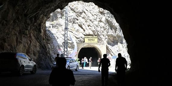 Erzincan'daki tarihi Kemaliyeliler Taş Yolu tırın tünele sıkışması sonucu ulaşıma kapatıldı