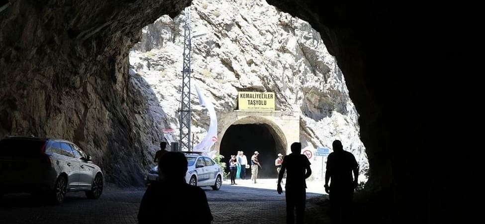 Erzincan'daki tarihi Kemaliyeliler Taş Yolu tırın tünele sıkışması sonucu ulaşıma kapatıldı